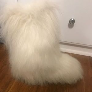 Donald J Pliner  Apres Ski boots, off-white